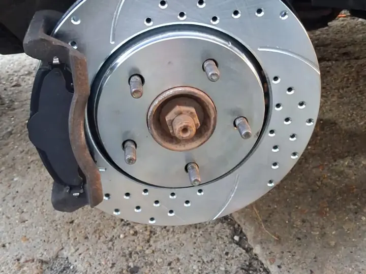 Disco de freno instalado como parte del servicio del sistema de frenado.