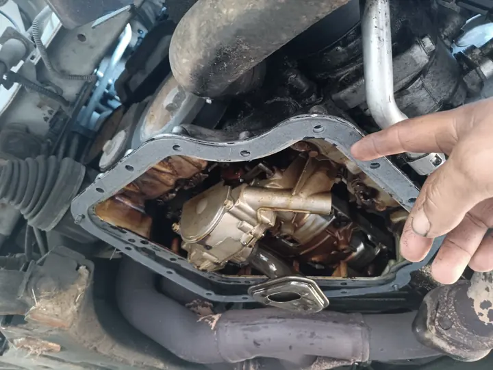 Servicio en la parte baja del motor.