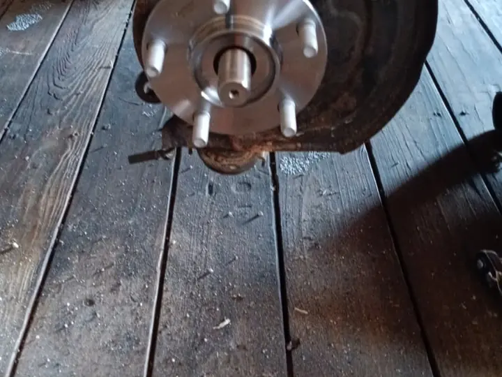 Trabajo en maza o conjunto de rueda dentro del servicio del tren delantero.